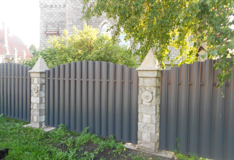  Забор из евроштакетника серого со светлыми столбами Актау фото 2