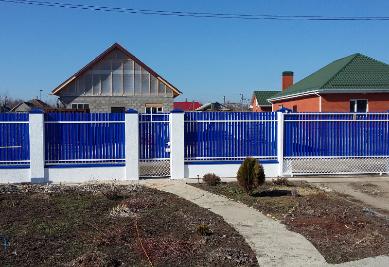 Забор из металлоштакетника синего с белыми столбами в Актау фото 2