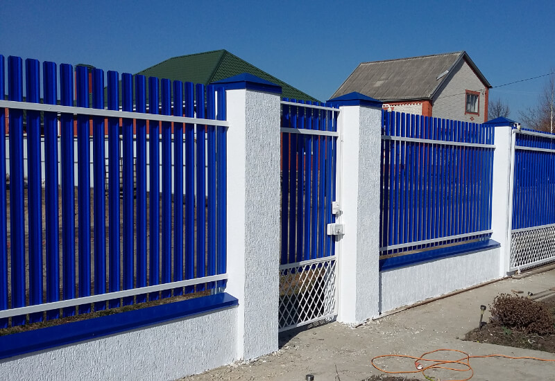 Забор из штакетника цвет RAL5002 синий двусторонний в Актау фото 3