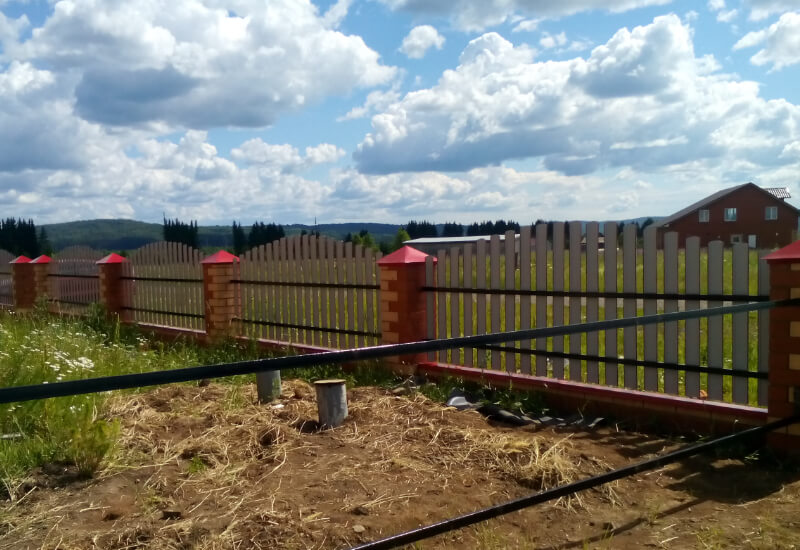 Забор из евроштакетника RAL3003 рубин, секция горкой в Актау фото 1