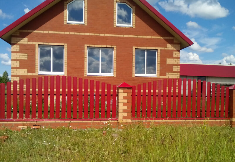 Забор из металлоштакетника цвета рубин с кирпичными столбами в Актау фото 2