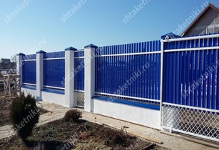 Фото забора из синего штакетника в Актау